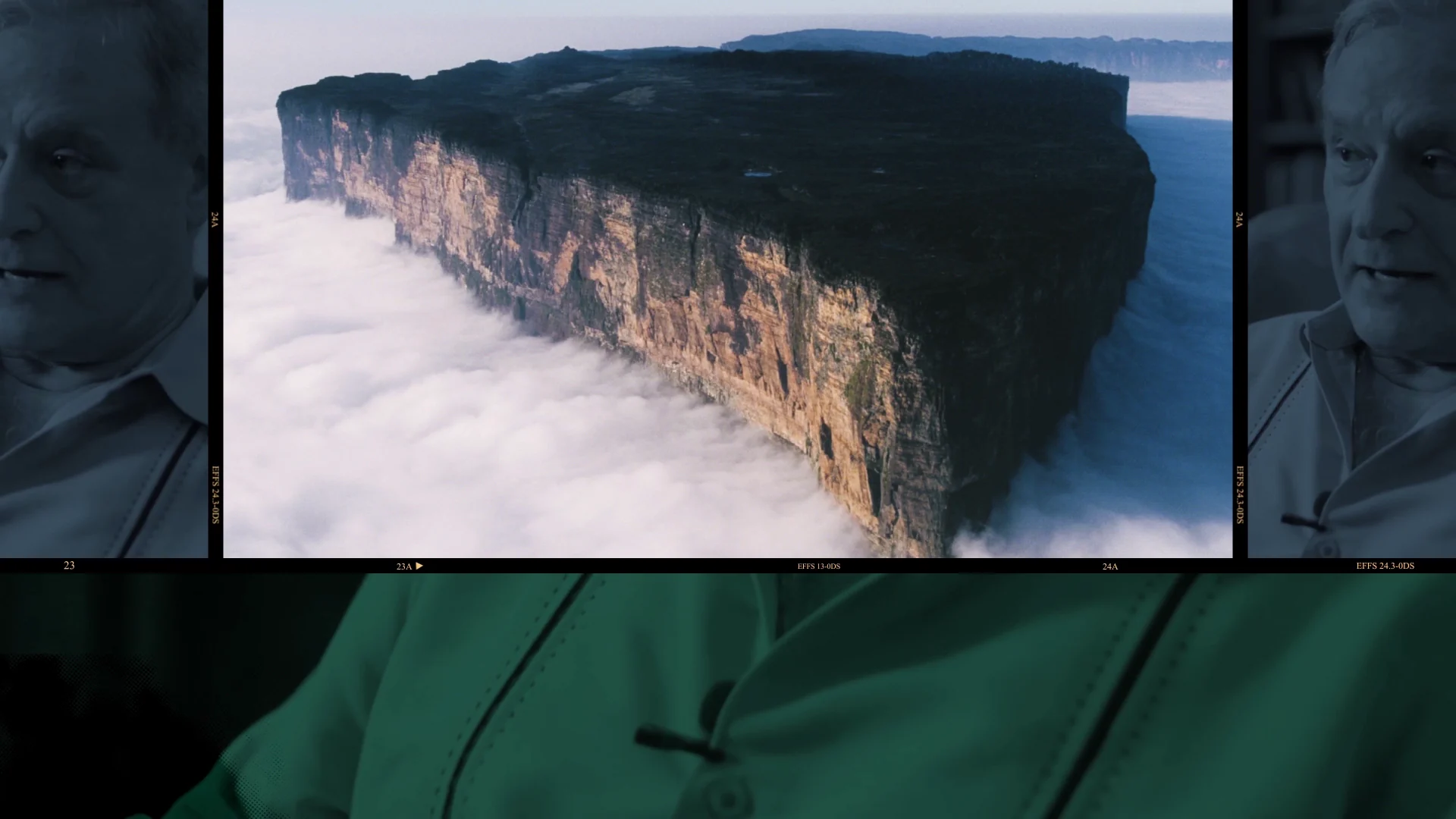 Uma montanha de topo plano acima das nuvens, entre dois retratos em tons de azul, sobre uma faixa verde.