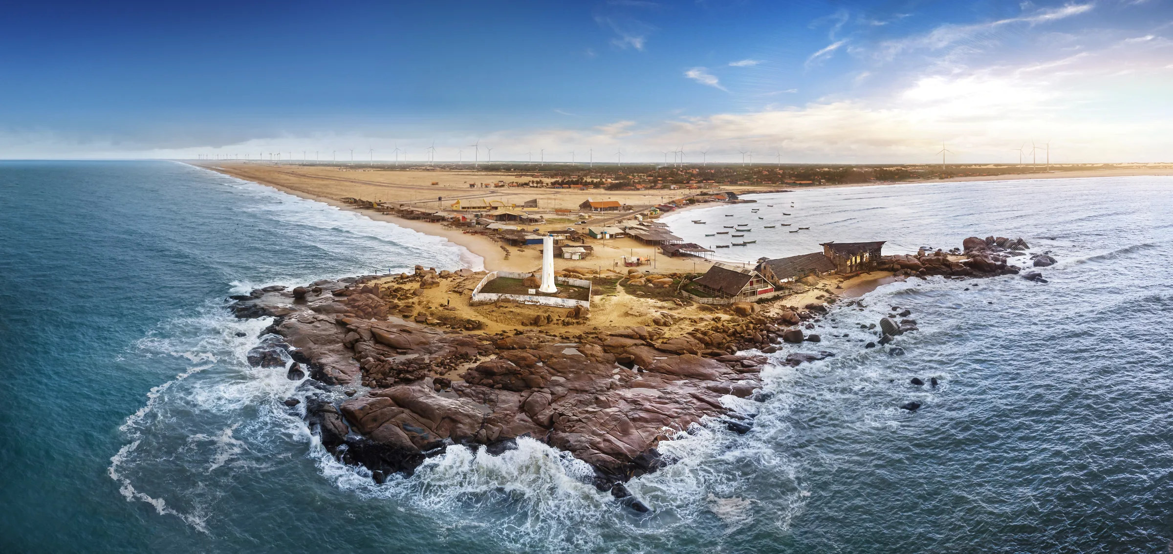 Vista aérea de uma península com farol, cercada pelo mar, no litoral de Parnaíba.